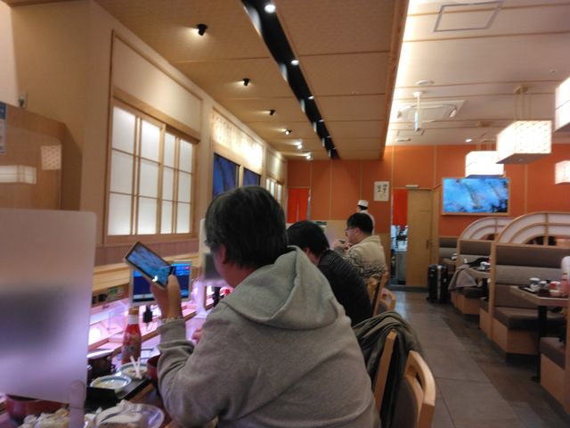 お客さんはみんな楽しそうです。_氷見きときと寿し 富山駅店