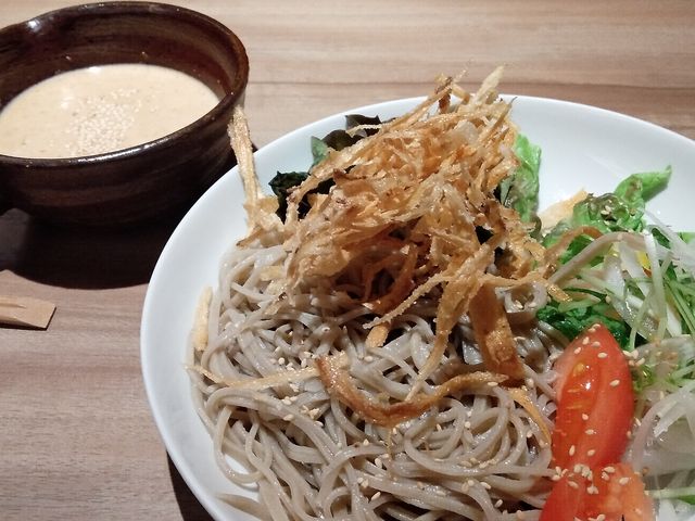 サラダの載った美味しいお蕎麦_花そば・料理 ゆう
