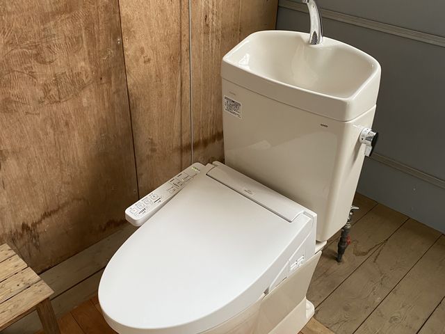 トイレはTOTOのウォシュレットで荷物置き台もしっかり有ります。_秋本農園