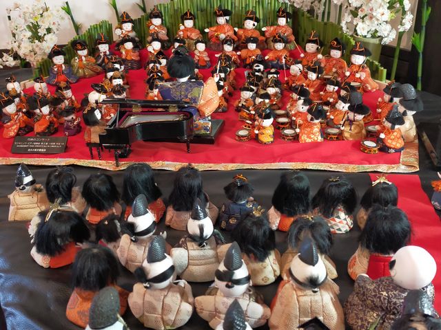 オーケストラ雛飾り_花と音楽の館かわさと「花久の里」