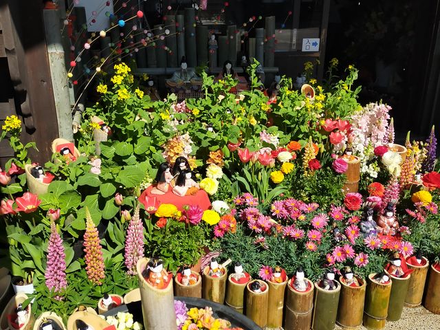 花の中にもかわいい人形_花と音楽の館かわさと「花久の里」