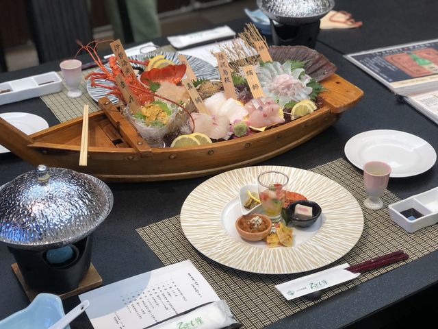 伊勢海老とアワビなどの舟盛_ホテル松泉閣 ろまん館