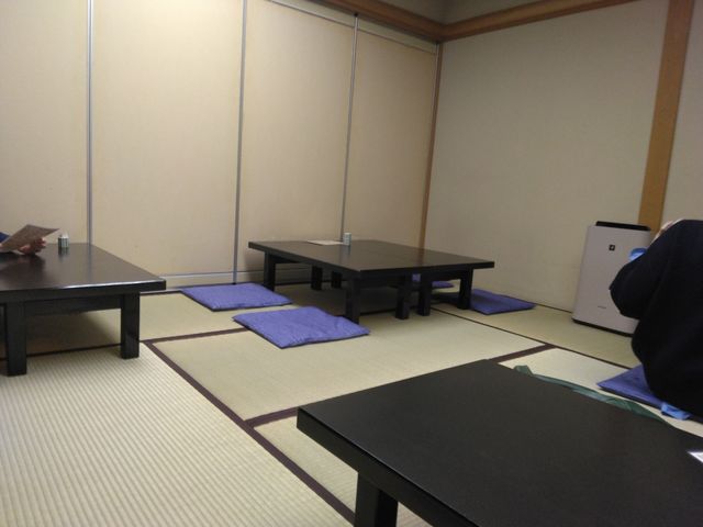 畳敷きには参りました。_末げん