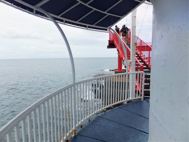 海中展望塔のまわりは海_串本海中公園 水族館