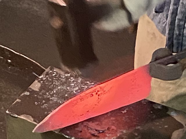 鉄を熱々にして形を整えます_鍛冶工房くろがね