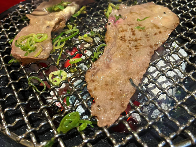 炭火焼きなので、より美味しく感じた。_神戸ビーフ焼肉 お加虎三宮店