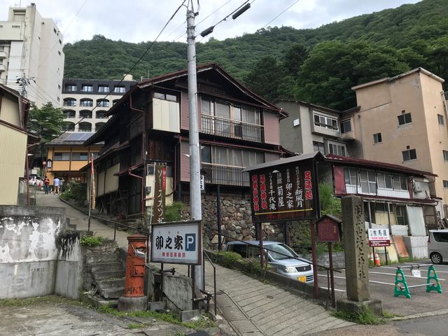 駐車場脇の坂道を登った奥にある店_卯之家