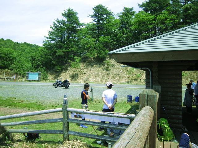 林道展望所東屋の左手に登山道入り口がある_蘇武岳