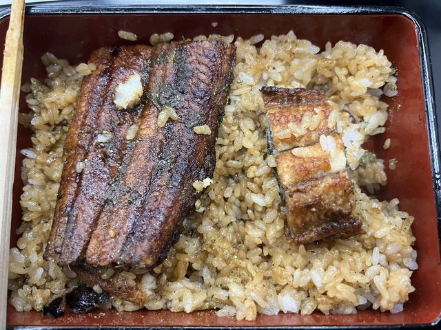 ご飯の中の鰻 右_逢坂山 かねよ