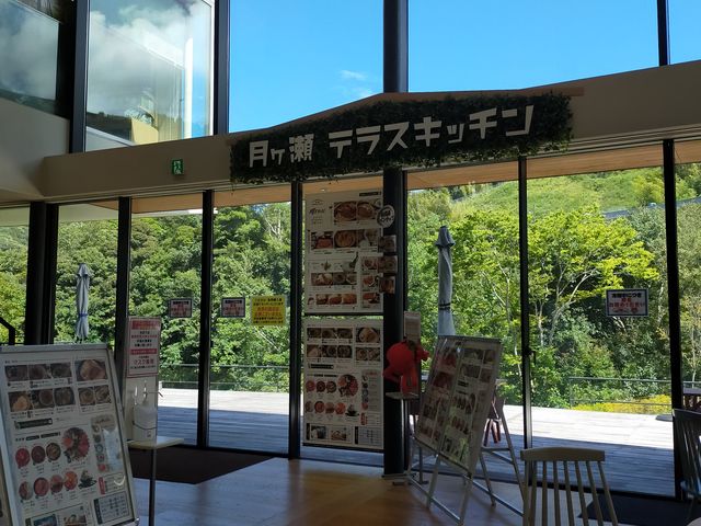開放感ある大きな窓_道の駅 伊豆月ヶ瀬