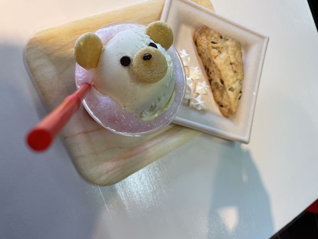 クマちゃんフロートとスコーンが美味しくてガトーショコラも追加注文。(ガトーショコラの写真とり忘れ)_ふわふわ