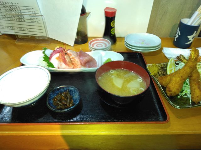 「海鮮別盛り」と「エビフライ」、合わせて 3,400円。なんと贅沢なごはんでしょうか。_鈴女