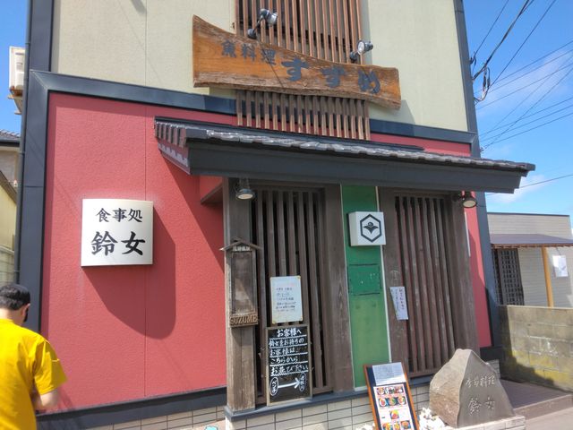 お店は道に面していますのですぐにわかりました。専用駐車場もありました。_鈴女