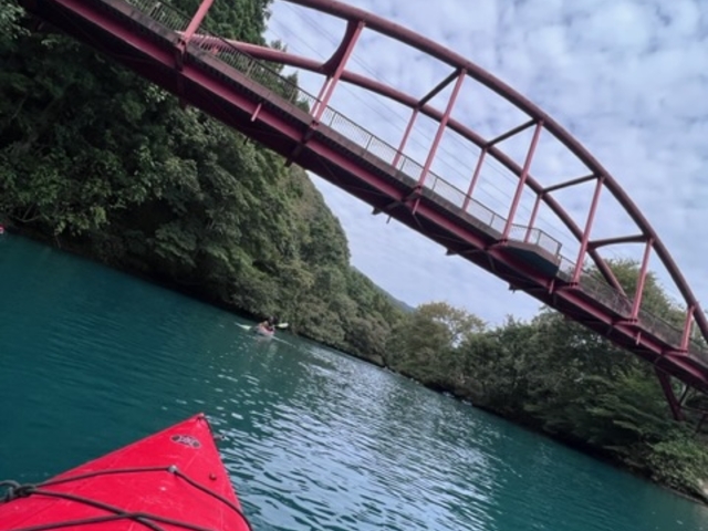 大橋の真下をくぐります_FEELGOOD CANOE TOURS