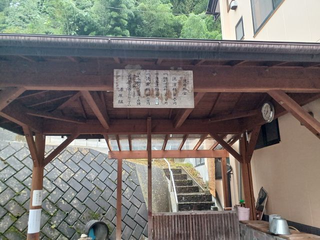 小倉乃湯左手に有る多様的に利用できる珍しい洗い場、料金は番台へ_沓掛温泉共同浴場小倉乃湯