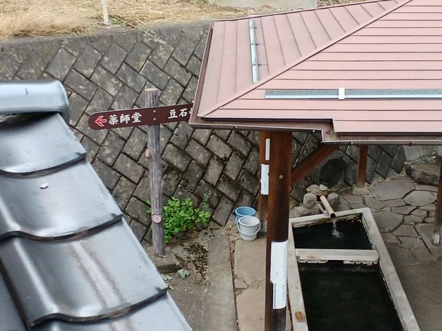 上から見た洗い場(叶屋旅館さんの2階通路から見た感じです)_沓掛温泉共同浴場小倉乃湯
