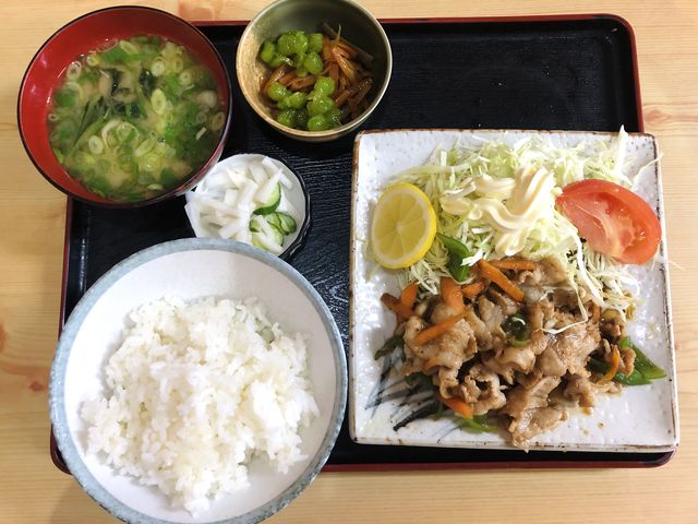 焼肉定食。野菜もたっぷりでヘルシーです。_みちくさ食堂