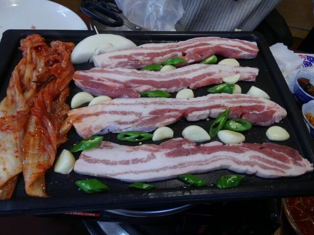 サムギョプサル焼く前_丸い月