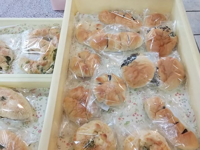無造作に並んだパン達。_物産センター「かざぐるま」