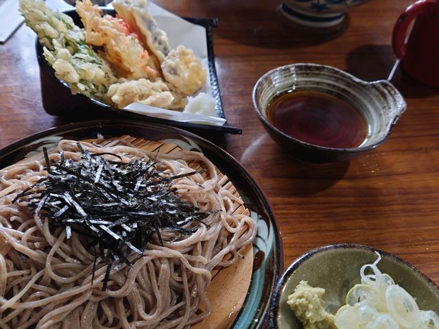 私は天ぷら蕎麦をいただきました。相方は徳次郎蕎麦を。天ぷらはシェアしていただきました_報徳庵