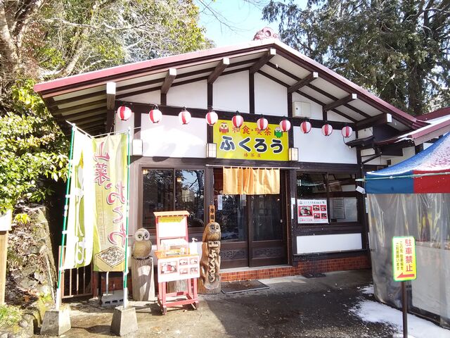神社入口にあります。_鷲子山参拝者休憩所椿茶屋