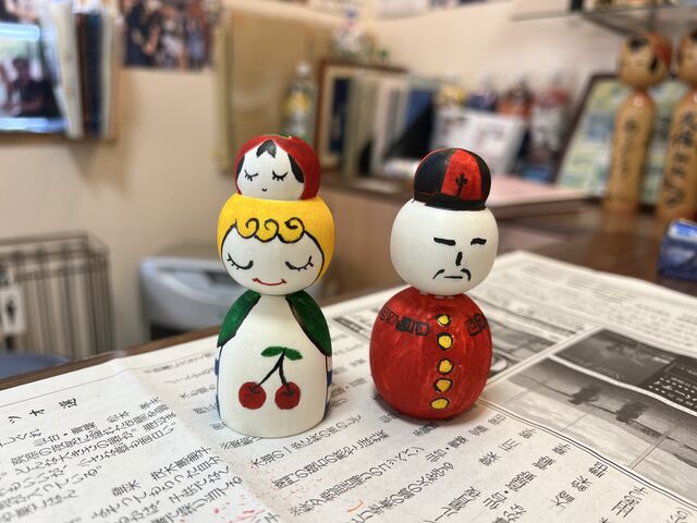 夫婦で絵付けしたこけし。基本カラー3色に有料で2色を追加しました。_松島直秀こけし製造元 二八屋物産店