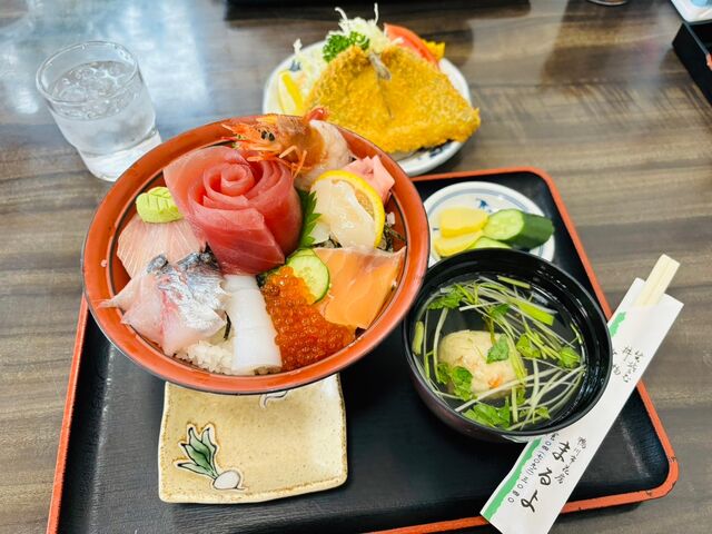 海鮮丼とアジフライ_まるよ
