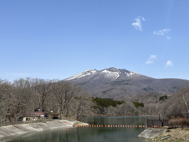 駐車場から目の前に不忘山_長老湖