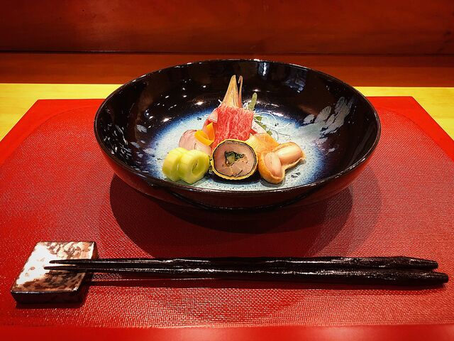 お刺身と一緒に出してくれる、自家製の昆布塩がまた美味しい_甚六