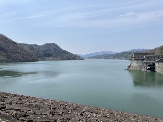 天端から臨む湖面_七ヶ宿ダム