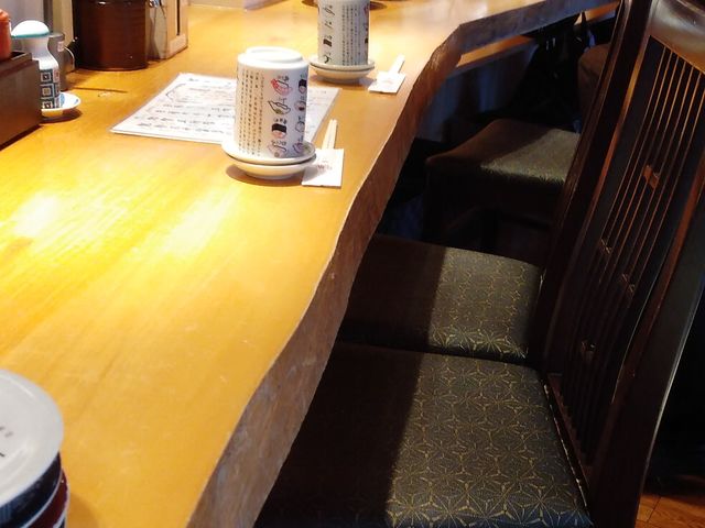 カウンター席_金沢回転寿司 輝らり