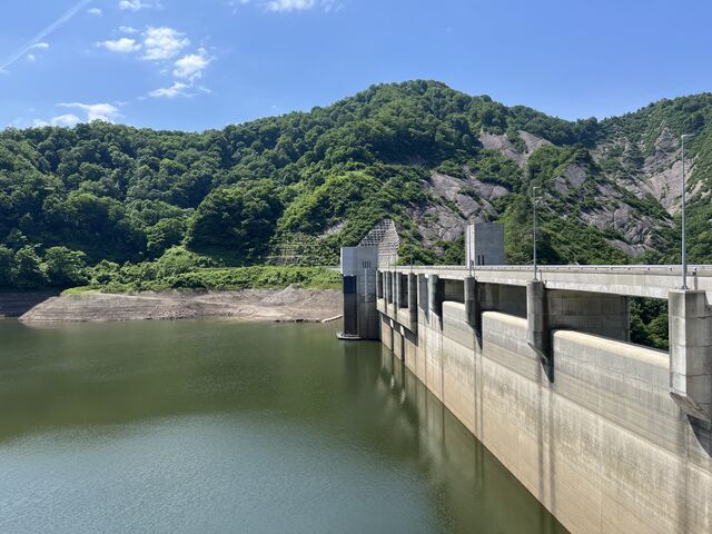 水位は下がっているが、重力式コンクリートをより深く見られる_横川ダム