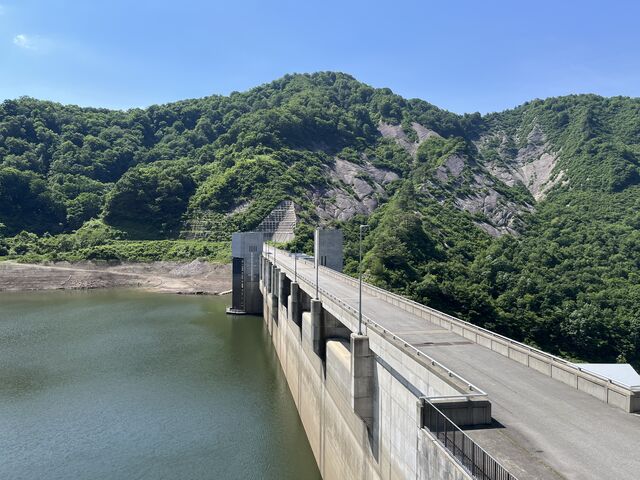 情報館屋上から天端を見下ろす_横川ダム