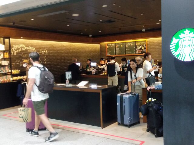 改札内店です_スターバックス・コーヒーJR東海 新大阪駅新幹線ラチ内店