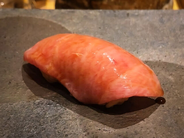 やま幸マグロ(中トロ)
赤酢がブレンドされたキレのあるシャリとの相性が抜群!_鮨 匠海