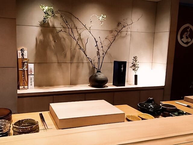 高級感あるカウンターに季節の花が飾られ、雰囲気も最高!店主の方も温かい方で肩肘張らずにOK_鮨 匠海