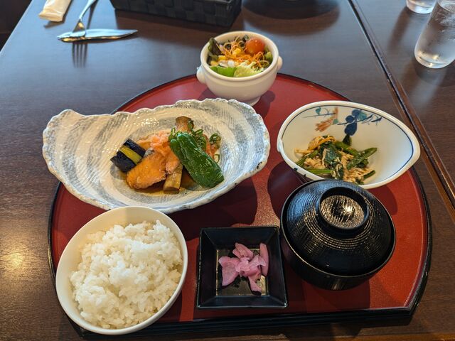 日替わり和食メニュー【鮭の揚げびたし・蒸し鶏とほうれん草の和え物】_アルピコプラザホテル ナゴミザ