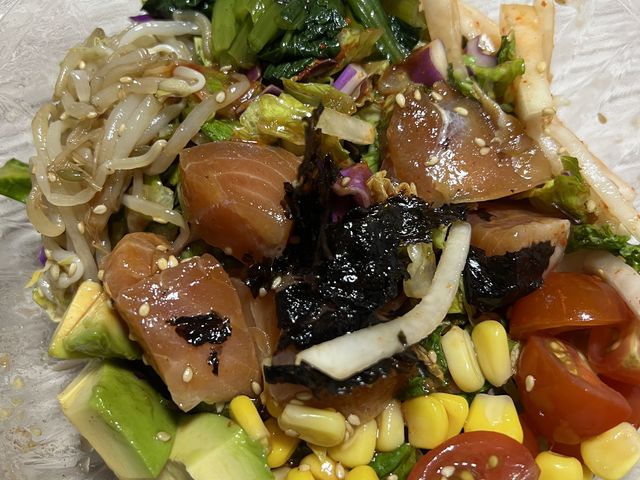 サーモン丼を注文しました。ご飯は半分サラダに変更です。_レフ沖縄アリーナbyベッセルホテルズ
