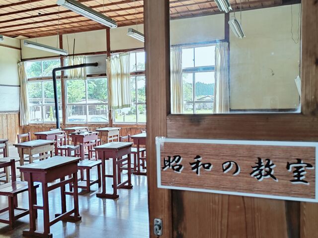 木のぬくもり満載の昭和の教室_昭和ふるさと村