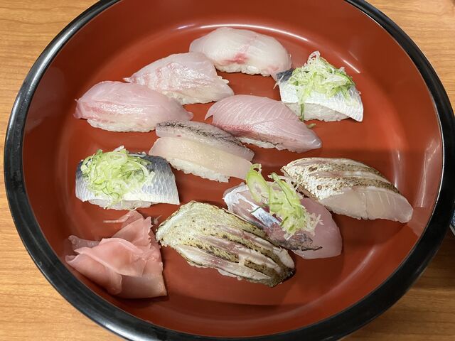 おまかせ握りには名物のいわし寿司が必ず2巻入るそうです。
炙りも香ばしくて美味しく頂きました。_すし小銭