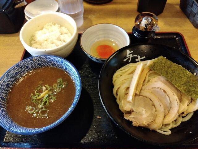 相方はつけ麺に玉子かけご飯。チャーハンはメニューにないです。_ラーメン与七