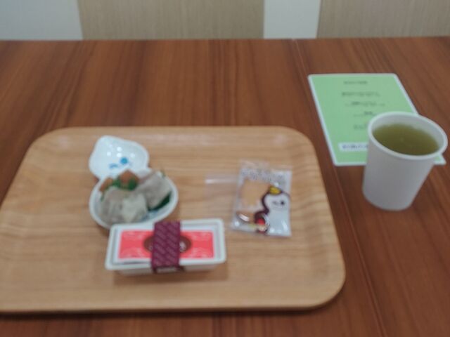 工場見学者の試食シウマイとお菓子のサブレ_崎陽軒 横浜工場