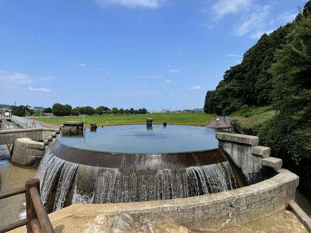円周は、水の配分先に合わせて区切られているそうです。すごー。_東山円筒分水槽