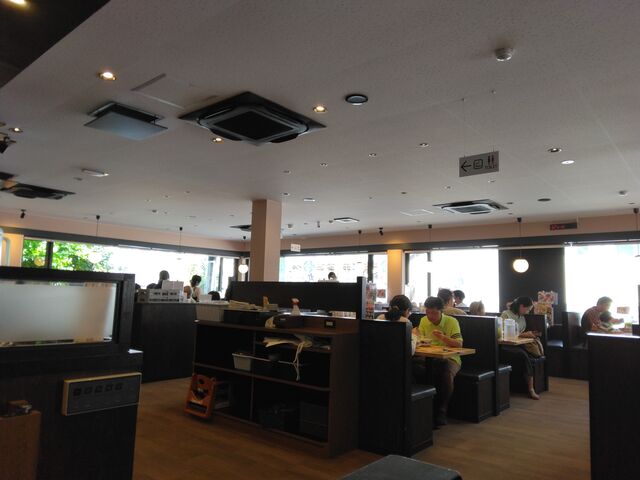 店内は大変に広いです。_丸源ラーメン 船橋宮本店