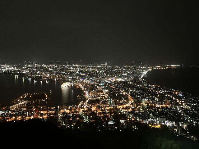 函館山からの夜景です。雨が降っていたので傘が邪魔でしたが頑張って撮りました。_道南ハイヤー