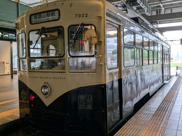 富山駅にて_富山地方鉄道 富山港線(路面電車)