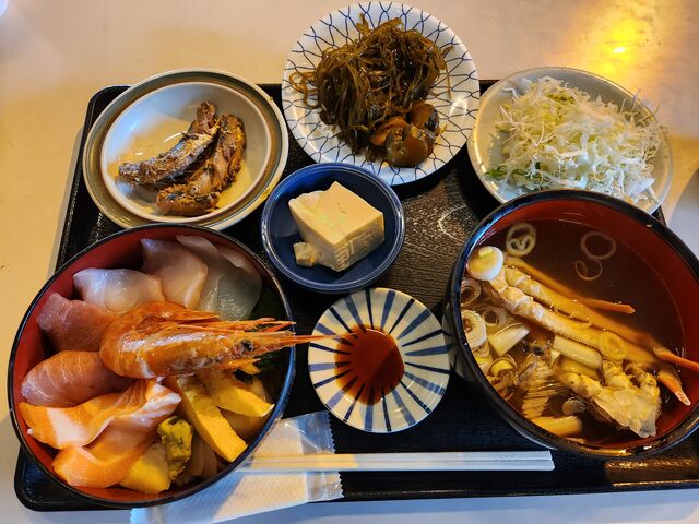 海鮮丼900円、カニ汁200円無料の副菜が4種類、1100円って驚きです。_土浦魚市場