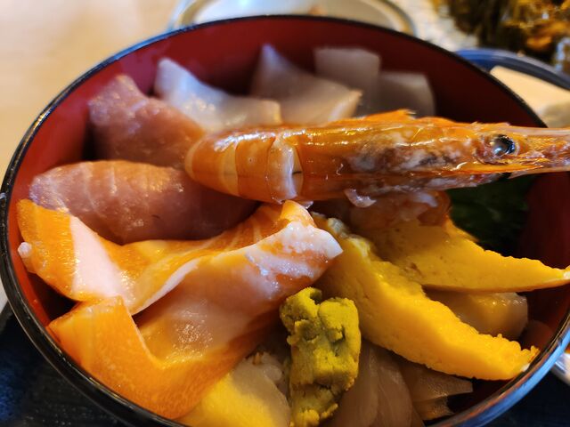 えびが大きい、どんぶりからはみ出しています。切り身も厚い。_土浦魚市場
