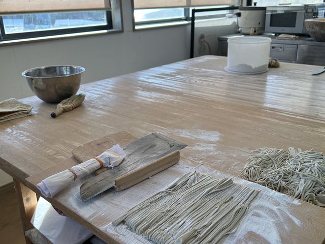 蕎麦を切っている所_すずめ庵