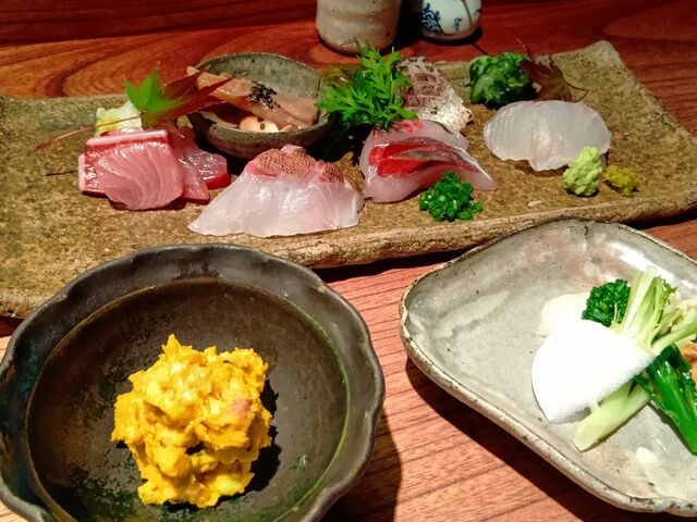 お通しと刺し身盛り合わせ_串焼 よみや